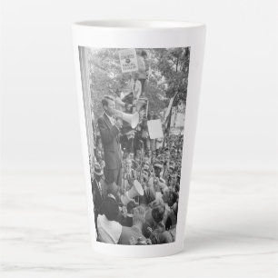 Senator Robert Kennedy voert campagne voor de Amer Latte Mok
