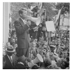 Senator Robert Kennedy voert campagne voor de Amer Tegeltje