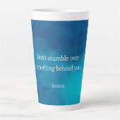 Seneca: Focus vooruit, niet op het verleden struik Latte Mok (Voorkant)