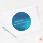 Seneca: Focus vooruit, niet op het verleden struik Ronde Sticker (Envelop)