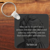 Seneca's Division: De Doers en de Critici Sleutelhanger (Voorkant)