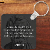 Seneca's Division: De Doers en de Critici Sleutelhanger (Achterkant)