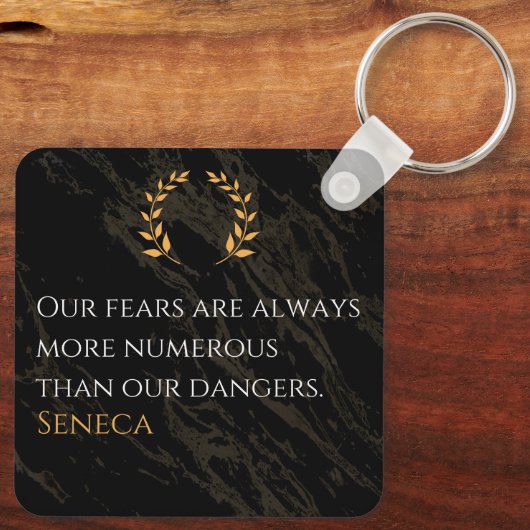 Seneca's Insight: Fears Compared to Real Dangers Sleutelhanger (Achterkant)