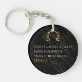Seneca's inzicht: angsten vergeleken met echte gev sleutelhanger (Voorkant)