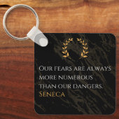 Seneca's inzicht: angsten vergeleken met echte gev sleutelhanger (Voorkant)