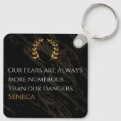 Seneca's inzicht: angsten vergeleken met echte gev sleutelhanger (Achterkant)