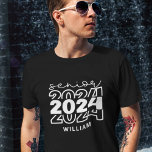 Senior 2024 met naam afstuderen t-shirt<br><div class="desc">Maak je klaar om een stijlvol statement te maken met dit "Senior 2024" Zazzle t-shirt! Ontworpen om uw academische reis te vieren,  is dit t-shirt een must-have voor alle trendsettende afgestudeerden en is het perfect om je klassentrots te shows voor al je middelbare school- of universiteitsavonturen</div>