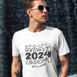 Senior 2024 met naam afstuderen t-shirt<br><div class="desc">Maak je klaar om een stijlvol statement te maken met dit "Senior 2024" Zazzle t-shirt! Ontworpen om uw academische reis te vieren,  is dit t-shirt een must-have voor alle trendsettende afgestudeerden en is het perfect om je klassentrots te shows voor al je middelbare school- of universiteitsavonturen</div>