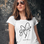 Senior 2024 trendy hart modern t-shirt<br><div class="desc">Omarm je laatste jaar van de middelbare school of hogeschool met dit "Senior 2024" Zazzle t-shirt! Ontworpen om uw academische reis te vieren, met zijn mooie gestileerde hart, is dit t-shirt een must-have voor alle trendsettende afgestudeerden en is het perfect om je klassentrots te shows voor al je middelbare school-...</div>