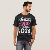 Senior 2026 Trotse moeder Afstuderen hartklasse va T-shirt (Voorkant volledig)