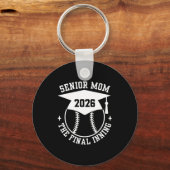 Senior 2026 trotse softbalmoeder de laatste inning sleutelhanger (Voorkant)