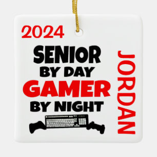 Senior houdt van het spelen van videogames keramisch ornament
