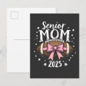 Senior Mom 2025 Klasse van Afstuderen Football Uitnodiging Briefkaart (Voorkant / Achterkant)