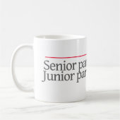 "SENIOR PARTNER at WORK.JUNIOR PARTNER THUIS" — Koffiemok (Links)