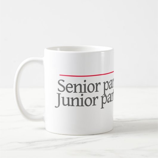 "SENIOR PARTNER at WORK.JUNIOR PARTNER THUIS" — Koffiemok (Links)