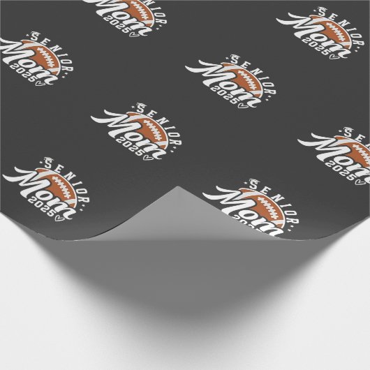 Senior Proud Mom 2025 Fantasy Football Afstuderen Cadeaupapier (Hoek)