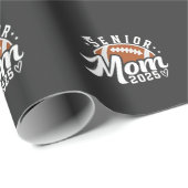 Senior Proud Mom 2025 Fantasy Football Afstuderen Cadeaupapier (Rol Hoek)