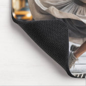 Senior vrouw springen op straat vent muismat (Hoek)