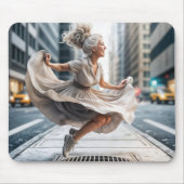 Senior vrouw springen op straat vent muismat (Voorkant)