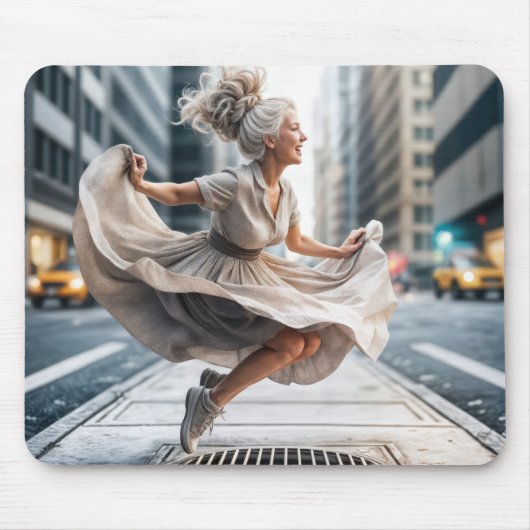 Senior vrouw springen op straat vent muismat (Voorkant)