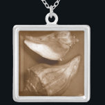 Sensual Shells Zilver Vergulden Ketting<br><div class="desc">Renee W. Stramel vangt deze verklikkerschelpen in een prachtige sepia-toon. Dit  kunstwerk is een perfecte aanvulling op alle zee-anemonliefhebbers. Haal vandaag nog uw kunst af op uw product.</div>