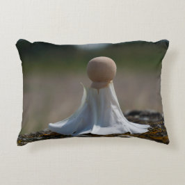 Sensueel gehuld poppetje in een bloemen jurkje. accent kussen