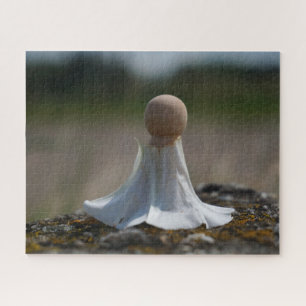 Sensueel gehuld poppetje in een bloemen jurkje. legpuzzel