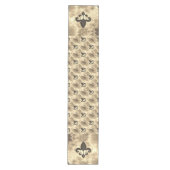 Sepia Butterfleur | Tan Butterfly op Fleur de Lis Medium Tafelloper (Voorkant)