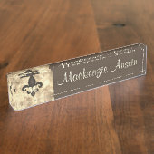 Sepia Butterfleur | Tan Butterfly op Fleur de Lis Naambordje (Zijkant)