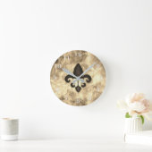Sepia Butterfleur | Tan Butterfly op Fleur de Lis Ronde Klok (Huis)