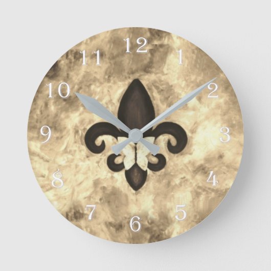 Sepia Butterfleur | Tan Butterfly op Fleur de Lis Ronde Klok (Voorkant)