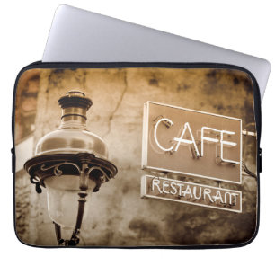 Sepia cafe bord, Parijs, Frankrijk Laptop Sleeve