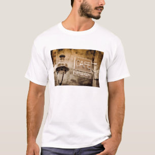 Sepia cafe bord, Parijs, Frankrijk T-shirt
