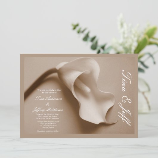 sepia calla lily bruiloft uitnodiging (Staand voorkant)