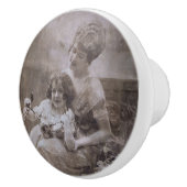 Sepia moeder en kind portret Keramische Knop (Rechts)