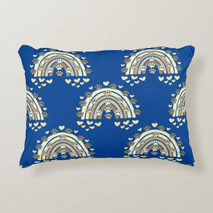 sepia regenbooghond en hart accent kussen