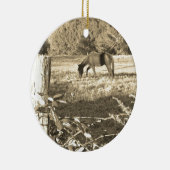 Sepia tone Bruin paard en hek Keramisch Ornament (Rechts)