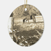 Sepia tone Bruin paard en hek Keramisch Ornament (Links)
