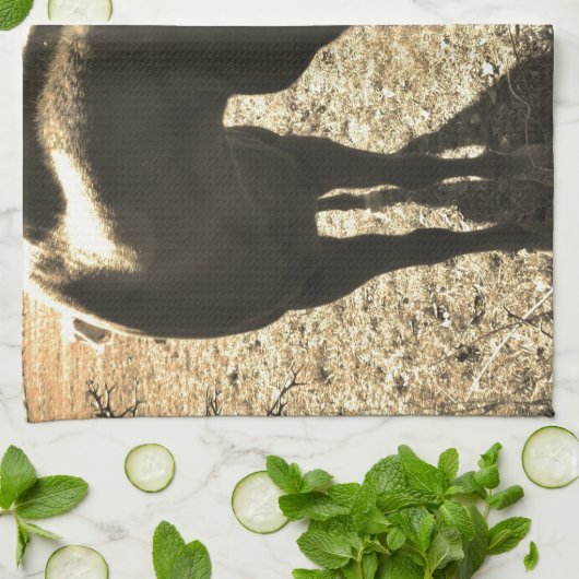 Sepia Tone Foto van bruin paard met bloemen Theedoek (Gevouwen)