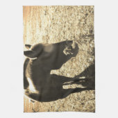 Sepia Tone Foto van bruin paard met bloemen Theedoek (Verticaal)