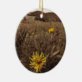 Sepia tone Yellow wildbloemen Keramisch Ornament (Rechts)