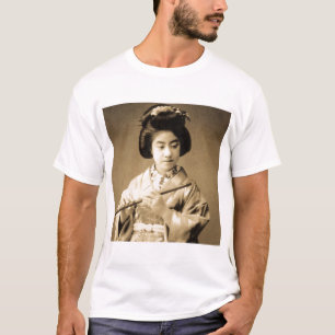  Sepia Toned Japanse Geisha die flute speelt T-shirt