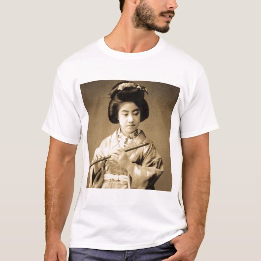  Sepia Toned Japanse Geisha die flute speelt T-shirt (Voorkant)