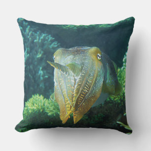 Sepia van dichtbij! Glanzende inktvis bij koraalri Kussen