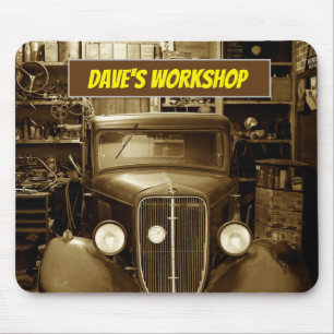 Sepia Vintage-auto in de workshop Muismat