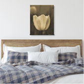 Sepiatint enkele tulp bloesem van dichtbij canvas afdruk (Insitu (Slaapkamer))