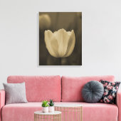 Sepiatint enkele tulp bloesem van dichtbij canvas afdruk (Insitu (Woonkamer))