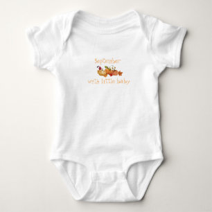 September wikkelt een beetje baby in zijn scherpe romper
