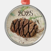 Sequoia Cone in het zand Metalen Ornament (Voorkant)
