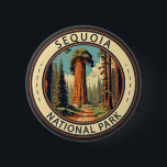Sequoia National Park Illustratie Reiskunst Ronde Button 5,7 Cm<br><div class="desc">Sequoia vectorkunstwerk ontwerp. Het park bevat het hoogste punt in de aangrenzende Verenigde Staten,  Mount Whitney,  en is ten zuiden van het Nationaal Park van Kings Canyon.</div>